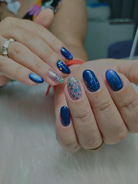 Uñas azules con glitter