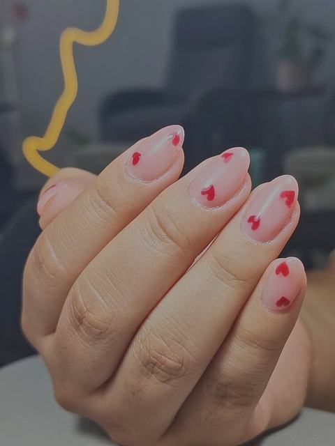 Uñas con corazones rojos