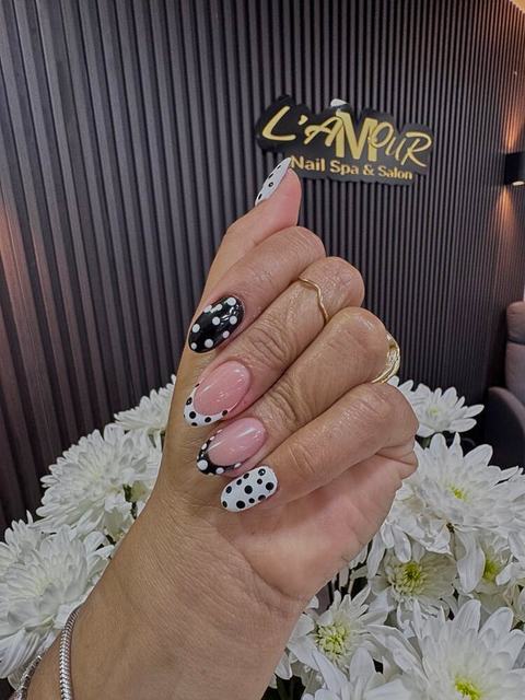 Uñas con diseño de puntos y flores blancas