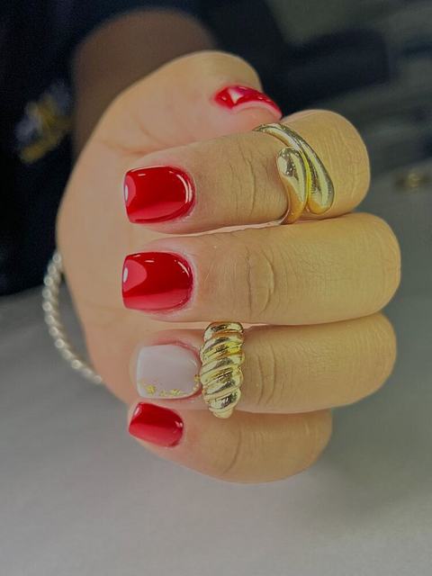 Uñas rojas con anillos dorados