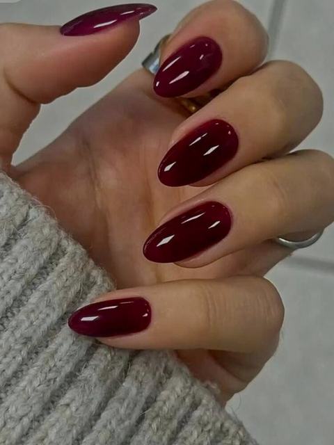 Uñas largas color vino