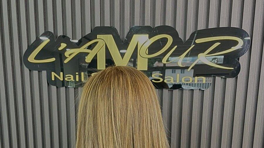 Letrero de L'Amour Nail Spa & Salon en el salón de Obarrio
